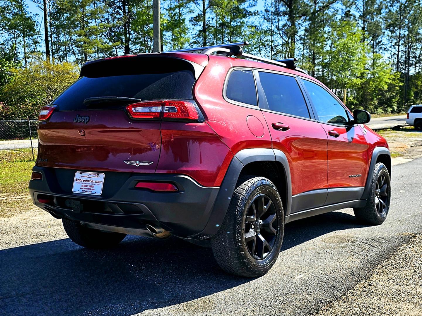 2014 Red Jeep Cherokee Trailhawk 4WD (1C4PJMBS2EW) with an 3.2L V6 DOHC 24V engine, 9-Speed Automatic transmission, located at 18001 Kellogg Rd, Saucier, MS, 39574, (228) 832-1441, 39.421459, -76.641457 - Photo#5